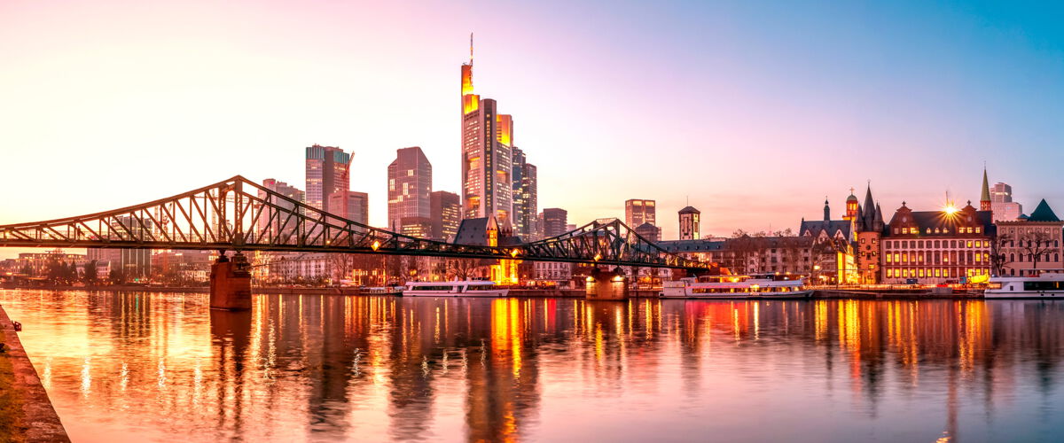 Frankfurt am Main Skyline bei Sonnenuntergang